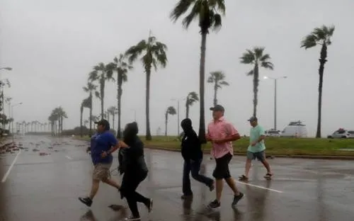 Harvey se degrada a categoría 1 sobre Texas donde deja fuertes lluvias
