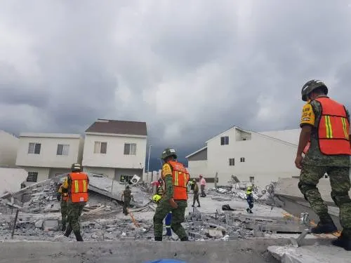 Suman 7 muertos en derrumbe de construcción en Monterrey