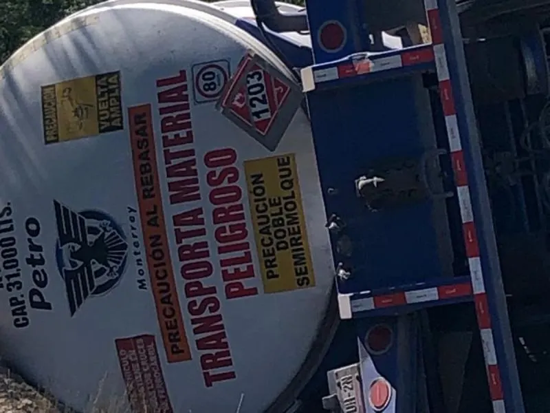 Vuelca pipa cargada con gasolina en la carretera de Tamaulipas