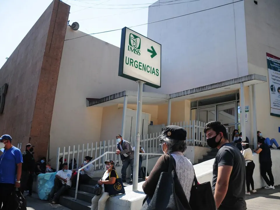 CIUDAD DE MÉXICO, 07FEBRERO2021.- Personal médico perteneciente al Hospital de Los Venados se manifestó afuera de las instalaciones de este nosocomio para exigir la liberación de uno de sus compañeros, el cual fue detenido por elementos de la policía Federal sin justificación, para ello bloquearon las avenidas Municipio Libre y Dr. José María Vertiz, tres horas después le notificaron que las autoridades locales ya se enconyraban en pláticas para liberar a su compañero. FOTO: DANIEL AUGUSTO /CUARTOSCURO.COM