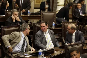 Aprueban en comisiones regreso parcial del Registro Civil a los auxiliares