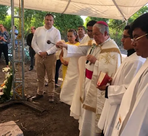 Colocan primera piedra para edificación del nuevo templo en Atzala