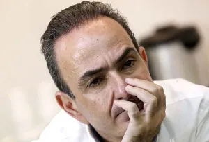 El grupo de Estefan va por el periódico de Henaine