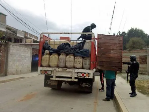 Asegura policía de San Pedro Cholula a sujetos por posesión de hidrocarburo