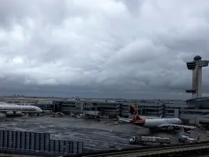 Evacuan terminal del aeropuerto JFK de NY por paquete sospechoso