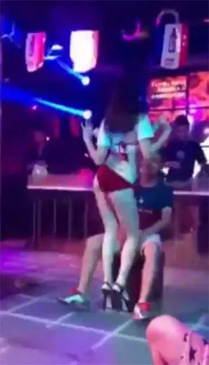 Video: Furiosa, avienta a stripper y saca a su novio del escenario
