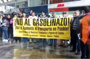Por gasolinazo se manifiestan en caseta de la Vía Atlixcáyotl y Capu