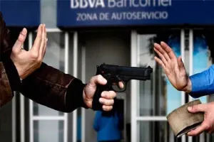 Asaltan a cuentahabiente en estacionamiento de Reforma