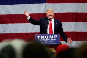 Trump acusa a Obama por intervenir su teléfono antes de elección