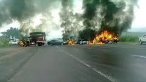 Queman vehículos en protesta en Apatzingán