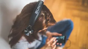 Eso es lo que pasa con tu cerebro cuando escuchas música en el trabajo