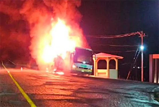 Se incendia autobús de la línea Sur en Petlancingo