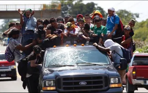 Caravana migrante avanza pese a la advertencia de EU