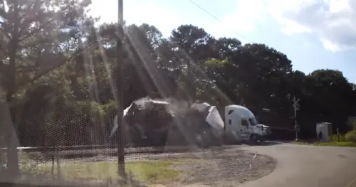 Video: Un tren arrolla a un tráiler en EU y lo parte en dos