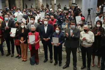 Escuelas y familias reciben escrituras y títulos de propiedad