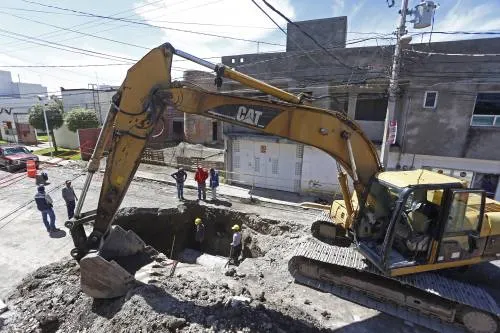 Se forma socavón en la calle Atzala en San Andrés Cholula