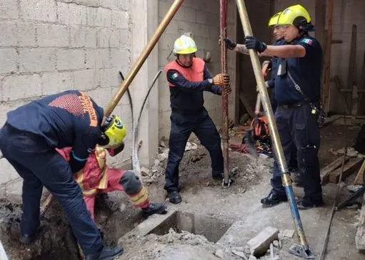 Trabajador de la construcción cae a una cisterna