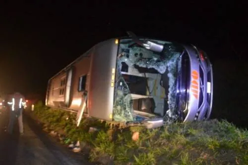 20 pasajeros heridos, saldo de volcadura de camión en la Sierra Norte de Puebla