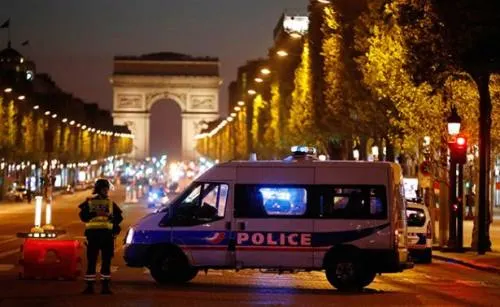 Tiroteo deja dos muertos y un herido en los Campos Elíseos de París