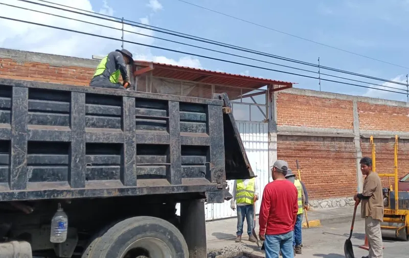 Avanza el programa de bacheo impulsado por la presidenta Ariadna Ayala en Atlixco