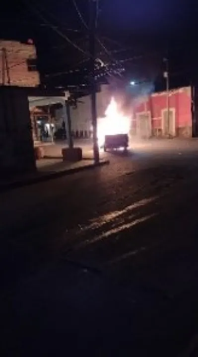 Prenden fuego a patrulla y retienen a policías en Texmelucan