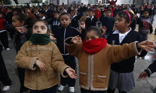 SEP exhorta a los padres para que los estudiantes asistan abrigados a la escuela