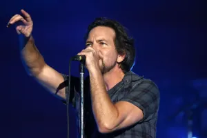 VIDEO: Eddie Vedder detiene concierto para defender a mujer