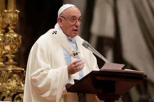 El Papa llama a dejar atrás consumismo y banalidades