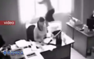 VIDEO: Empleada recién despedida se lanza por una ventana