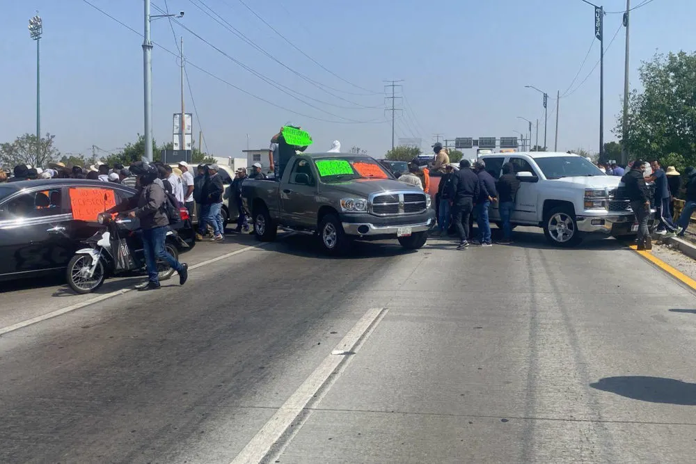Bloquean Periférico Ecológico: propietarios de “autos chocolate” exigen alto a los decomisos