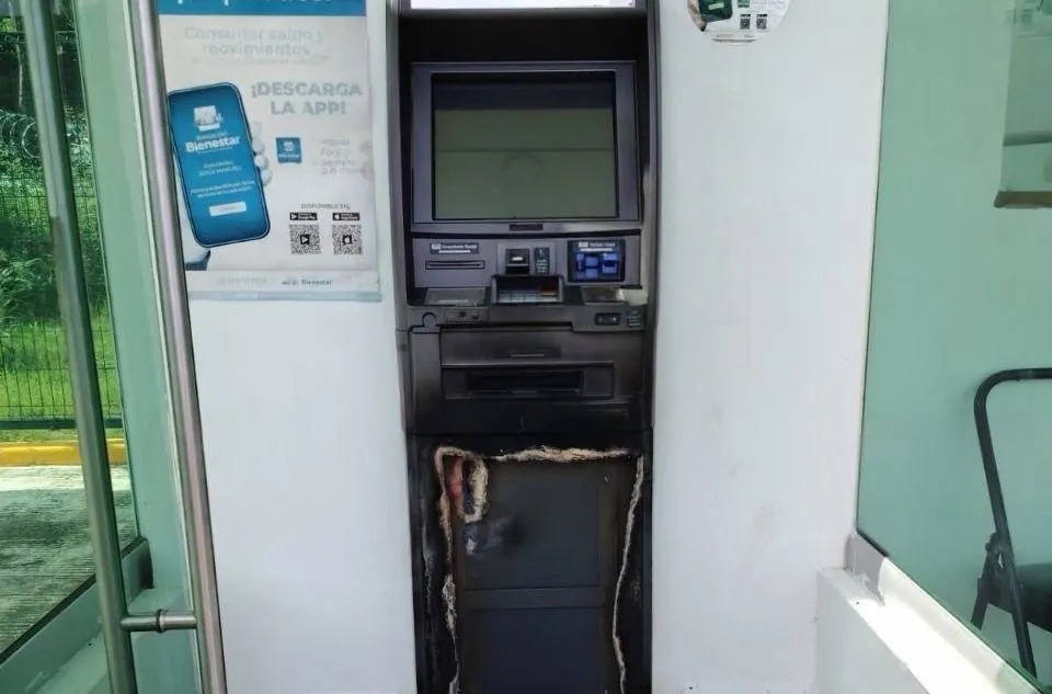 Ladrones usan soldadura para intentar robar cajero del Banco del Bienestar en Ayotoxco