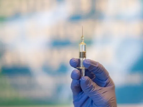 Johnson & Johnson detiene ensayos de vacuna contra Covid; participante enferma