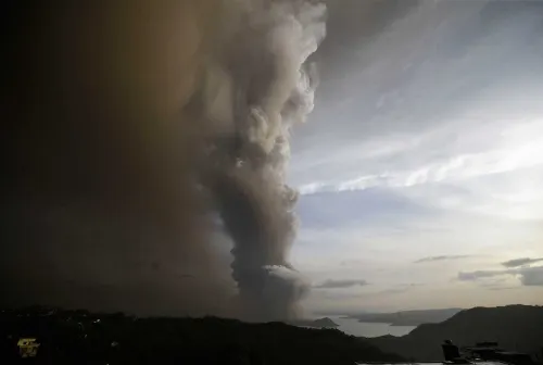 Evacuan a miles en Filipinas por alerta volcánica