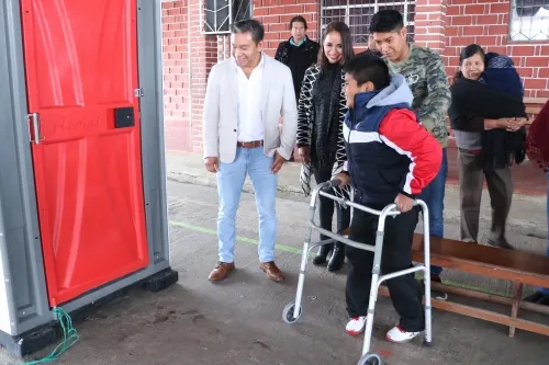 Beneficia sedif a niño de Yaonáhuac; le proporciona un sanitario portátil
