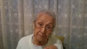 Abuelita arremete contra políticos, causa revuelo en redes sociales