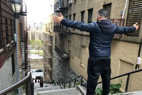 Vecinos molestos por fanáticos que bailan en escaleras del Joker