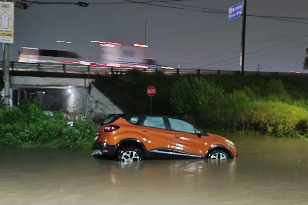 Inundaciones paralizan Puebla: autos atrapados en Periférico, FINSA y Zavaleta
