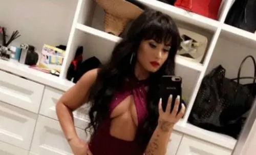 Demi Lovato se disfraza de Selena Quintanilla y luce espectacular figura