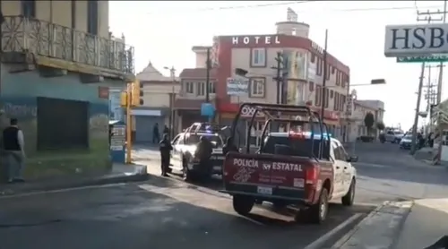 Asaltantes toman como rehenes a empleados y clientes de Oxxo, en El Seco