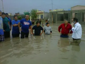 Candidato priista aprovecha inundaciones para hacer campaña en Piedras Negras