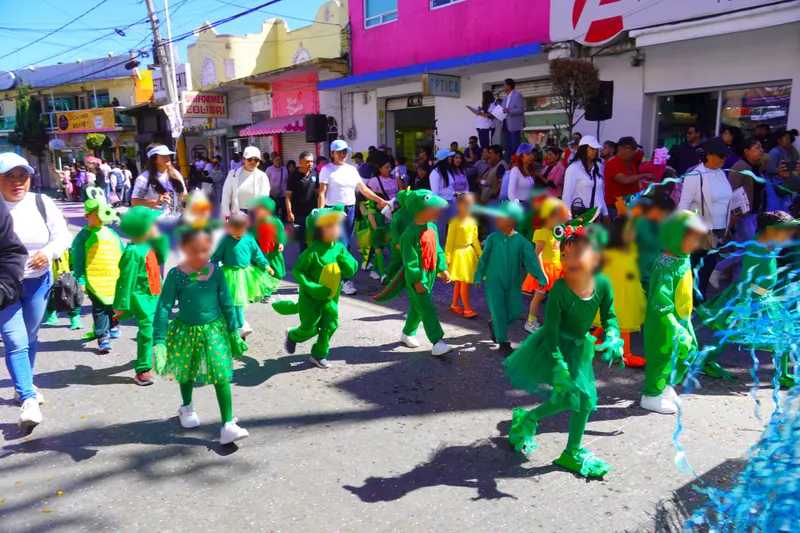 Texmelucan conmemora natalicio de Benito Juárez y celebra llegada de la primavera con desfile