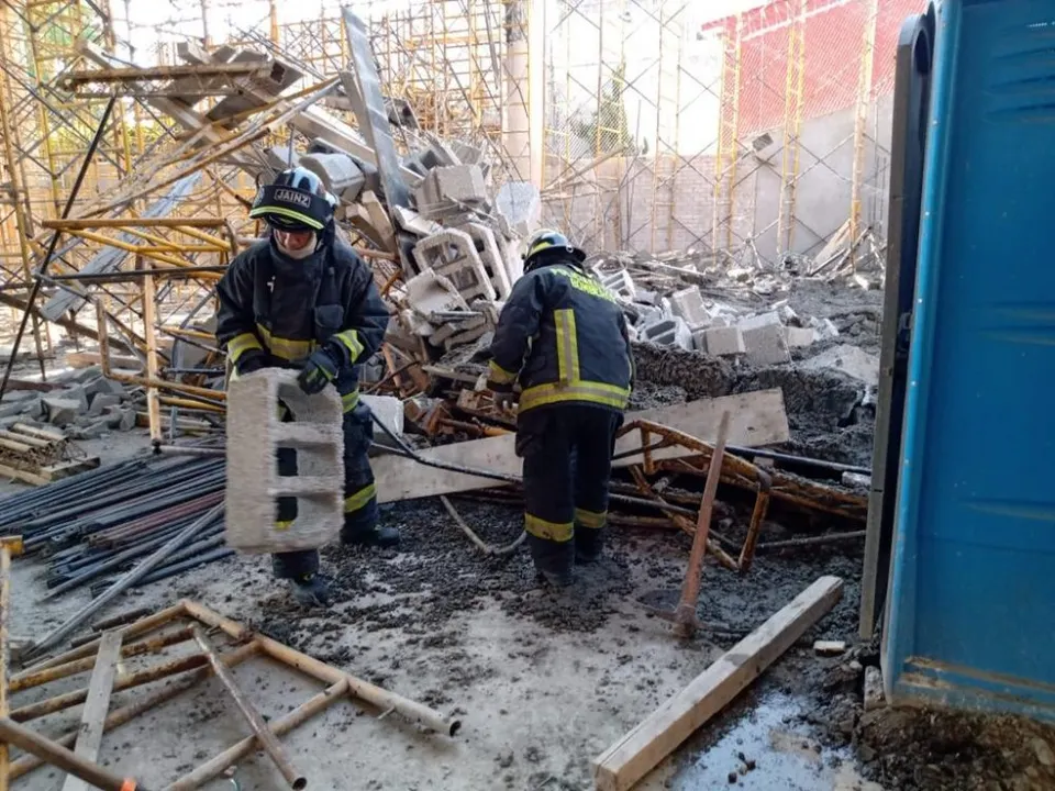 Derrumbe deja 2 heridos graves en Ladrillera de Benítez