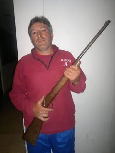 Detienen a tres sujetos con escopetas y cartuchos útiles