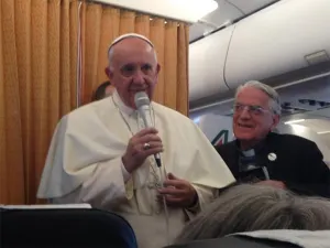 Iglesia debe disculparse por marginar a homosexuales: Papa