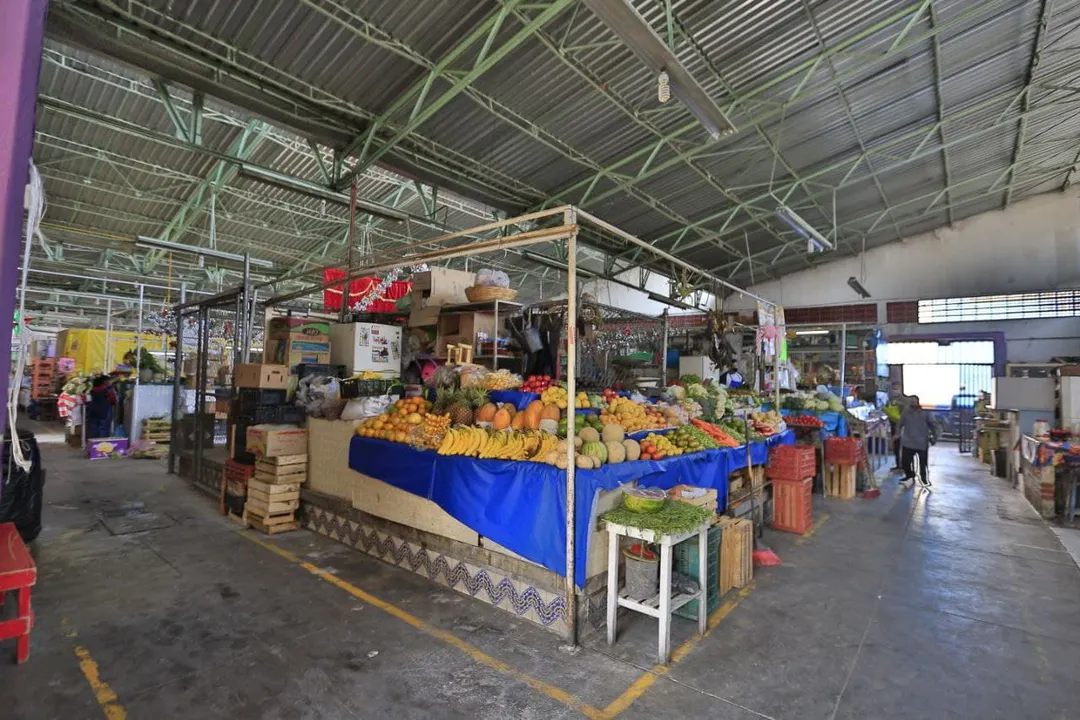 Recuperan imagen urbana y mejoran condiciones para 115 comerciantes de los mercados Santa María y Santa Anita 
