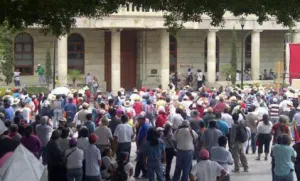 Maestros de Guerrero amagan con generar ingobernabilidad