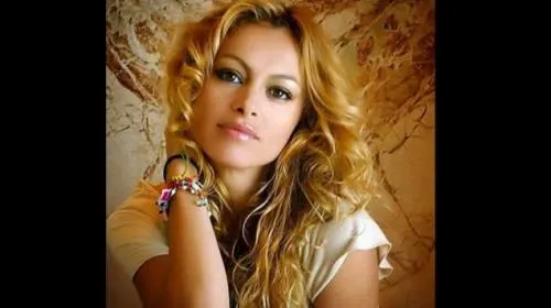 Paulina Rubio impacta en redes con diminuto bikini