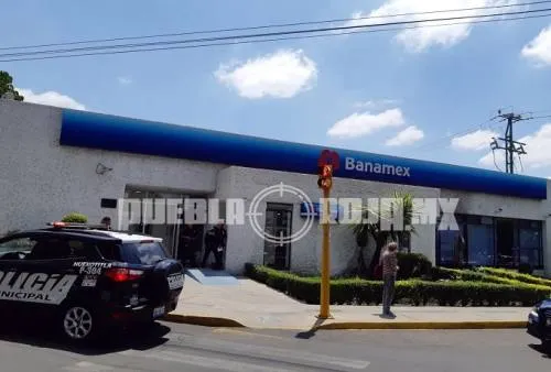 Hombre armado asalta City Banamex de Calzada Zavaleta