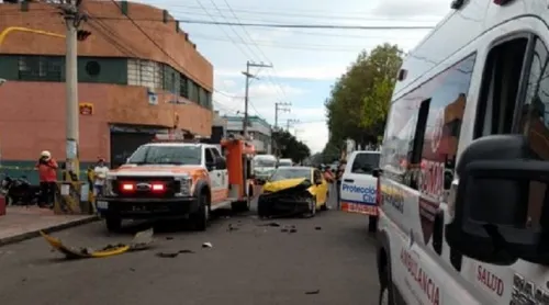 Choca patrulla de policía municipal con cuatro vehículos más en el barrio de Santiago