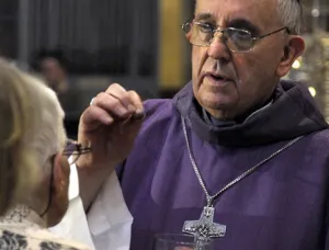 Papa Francisco porta cruz hurtada a clérigo fallecido